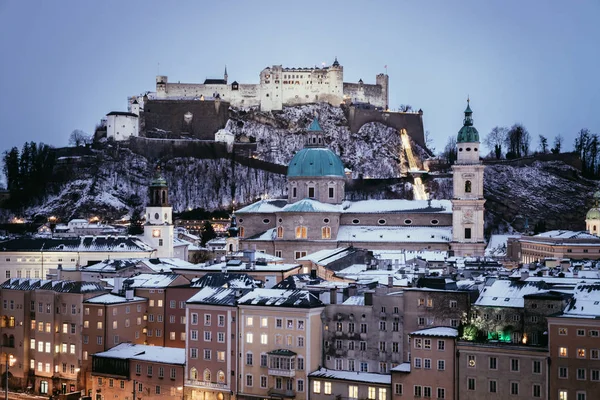 Noel Zamanı Akşam Avusturya Karlı Salzburg Eski Şehir — Stok fotoğraf