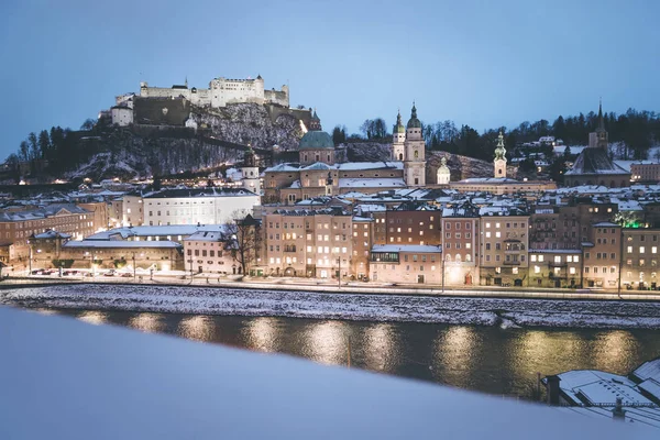 Oude Stad Salzburg Bij Kerstmis Besneeuwde Avond Oostenrijk — Stockfoto