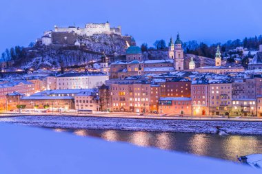 Noel zamanı, akşam, Avusturya karlı, Salzburg eski şehir