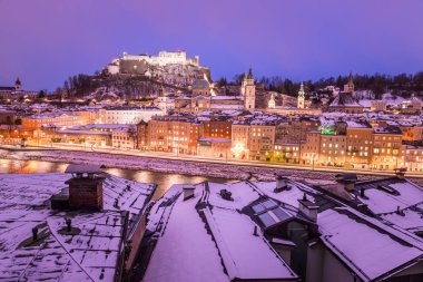 Noel zamanı, akşam, Avusturya karlı, Salzburg eski şehir