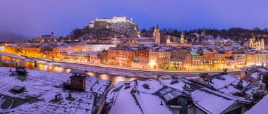 Noel zamanı, akşam, Avusturya karlı, Salzburg eski şehir