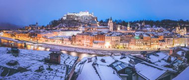 Noel zamanı, akşam, Avusturya karlı, Salzburg eski şehir