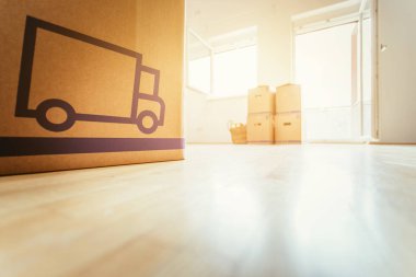 Hareket ettirin. Karton, kutuları ve yeni evine taşıdıktan için malzeme  