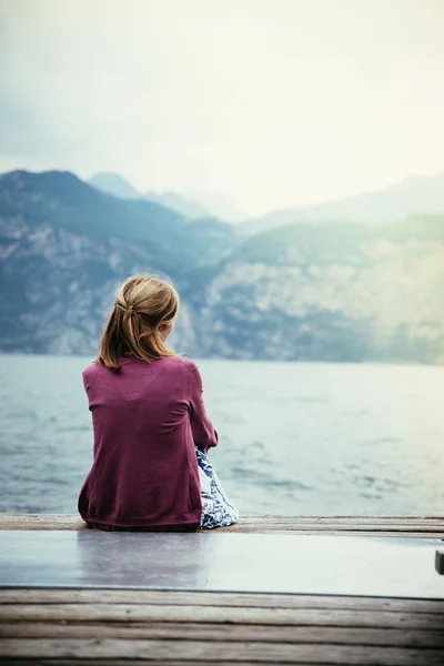 Young Girl Sitting Footbridge Enjoys View Lake Mountains — Stock Photo, Image