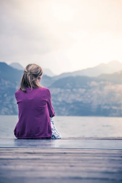 Young Girl Sitting Footbridge Enjoys View Lake Mountains — Stock Photo, Image