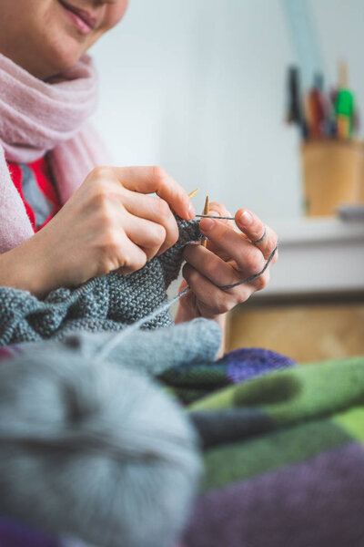 Закрытие женских пальцев, вязание дома
 
