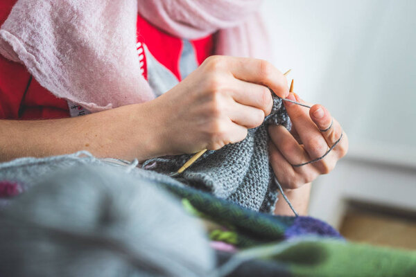 Закрытие женских пальцев, вязание дома
 