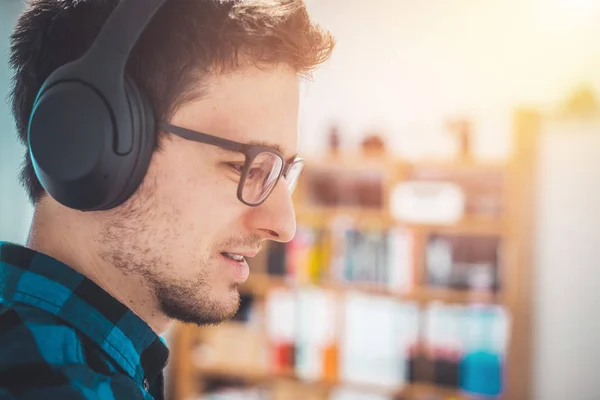 Hombre Joven Caucásico Con Camisa Azul Cuadros Está Listando Música — Foto de Stock