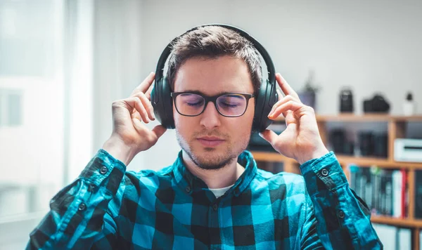 Hombre Joven Caucásico Con Camisa Azul Cuadros Está Listando Música — Foto de Stock