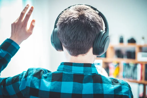 Hombre Joven Caucásico Con Camisa Azul Cuadros Está Listando Música — Foto de Stock