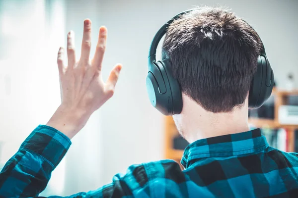 Hombre Joven Caucásico Con Camisa Azul Cuadros Está Listando Música —  Fotos de Stock