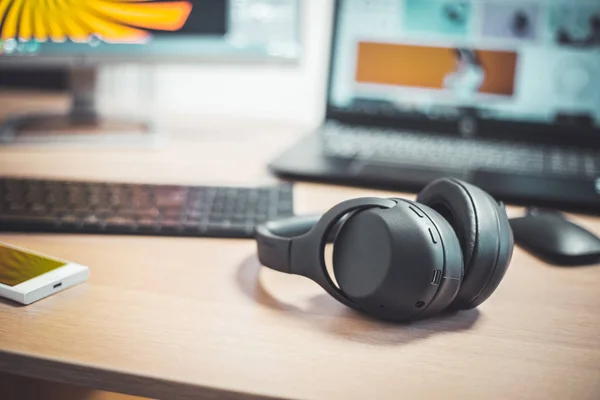 Auriculares Inalámbricos Negros Ratón Teclado Escritorio Madera —  Fotos de Stock