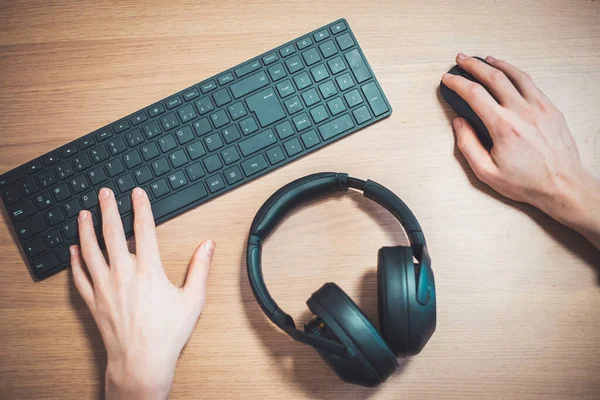 Fones Ouvido Preto Sem Fio Mouse Teclado Mesa Madeira — Fotografia de Stock