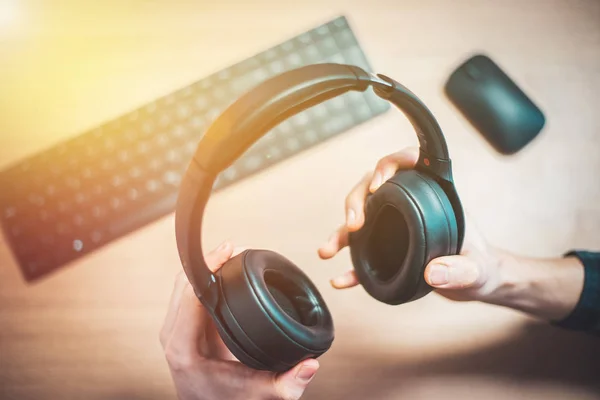 Las Manos Masculinas Sostienen Auriculares Inalámbricos Negros Espacio Trabajo —  Fotos de Stock