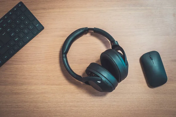 Auriculares Inalámbricos Negros Ratón Teclado Escritorio Madera —  Fotos de Stock