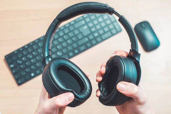 Male Hands Holding Black Wireless Headphones Workspace — Stock Photo, Image