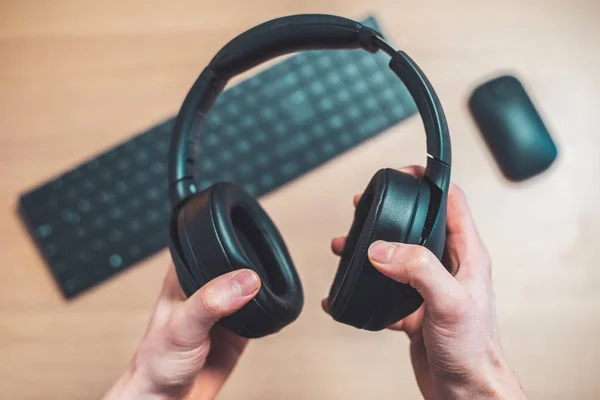 Las Manos Masculinas Sostienen Auriculares Inalámbricos Negros Espacio Trabajo —  Fotos de Stock