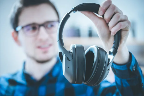 Joven Caucásico Hombre Está Sosteniendo Auriculares Negros Con Ganas Escuchar —  Fotos de Stock