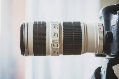 Tripodda telefoto lensleri, izleme ve takipte uzman.