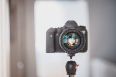 Profesyonel fotoğraf makinesini bir tripodla kapat, lens.