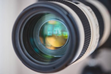 Profesyonel fotoğraf makinesini bir tripodla kapat, lens.