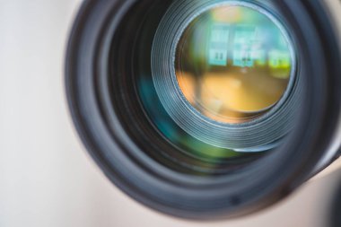 Profesyonel fotoğraf makinesini bir tripodla kapat, lens.