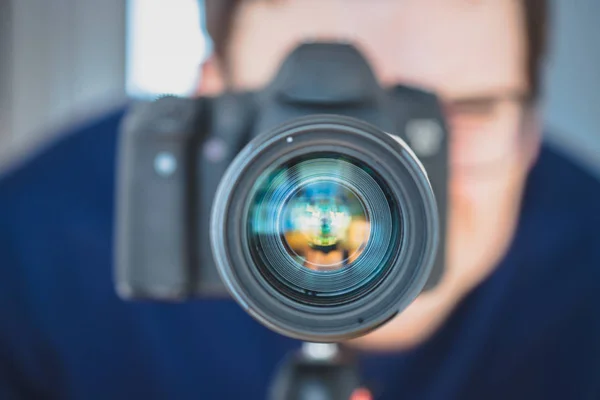 Fotógrafo Está Atrás Uma Câmera Profissional Com Lente Telefoto Tripé — Fotografia de Stock