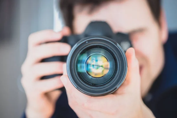 Fotógrafo Está Atrás Uma Câmera Profissional Com Lente Telefoto Tripé — Fotografia de Stock