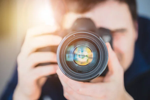 Fotógrafo Está Detrás Una Cámara Profesional Con Teleobjetivo Trípode Rayo —  Fotos de Stock