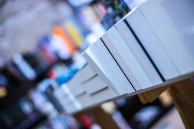 Kitap yığını, bulanık arka plan, hayır işi kitabı bit pazarı, kapalı alan. Metin uzayı.