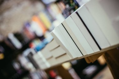 Kitap yığını, bulanık arka plan, hayır işi kitabı bit pazarı, kapalı alan. Metin uzayı.