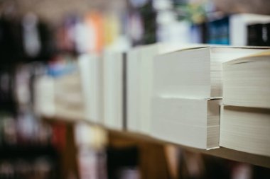 Kitap yığını, bulanık arka plan, hayır işi kitabı bit pazarı, kapalı alan. Metin uzayı.