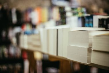 Kitap yığını, bulanık arka plan, hayır işi kitabı bit pazarı, kapalı alan. Metin uzayı.