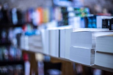 Kitap yığını, bulanık arka plan, hayır işi kitabı bit pazarı, kapalı alan. Metin uzayı.