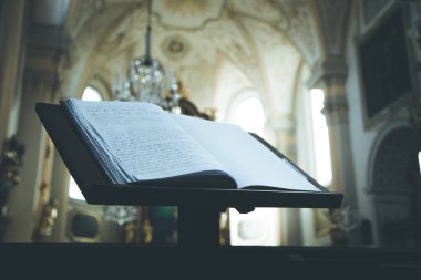 Kilisede İncil 'i ya da dua kitabını kapat.