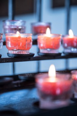 Eski Katolik kilisesindeki mumları kapat, bulanık arkaplan