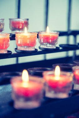 Eski Katolik kilisesindeki mumları kapat, bulanık arkaplan