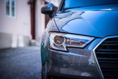 Modern araba farlarını kapat, hareket kabiliyeti