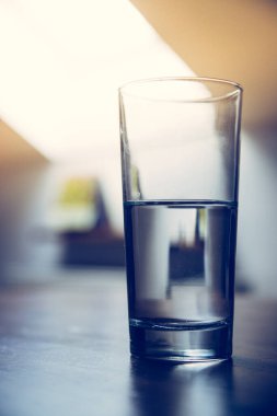 Temiz bir bardak suyu kapat, evine git.