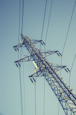 Bir elektrik Kulesi veya pilon, mavi gökyüzü arka plan resmini. Elektrik şebekesi veya akıllı grid.