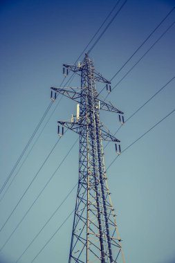 Bir elektrik Kulesi veya pilon, mavi gökyüzü arka plan resmini. Elektrik şebekesi veya akıllı grid.