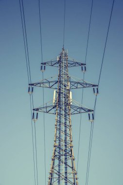 Bir elektrik Kulesi veya pilon, mavi gökyüzü arka plan resmini. Elektrik şebekesi veya akıllı grid.