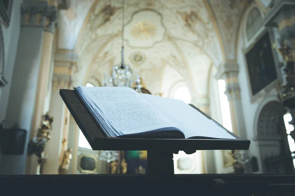 Close Bíblia Livro Oração Uma Igreja — Fotografia de Stock