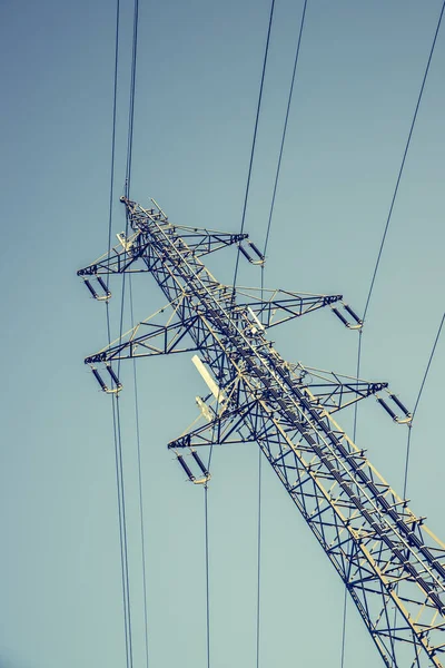 電気タワーまたはパイロン 背景に青い空の写真 電力網やスマート グリッド — ストック写真