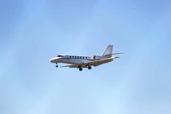 Private Aircraft Touching Airport Close — Stock Photo, Image