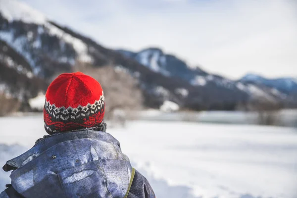 Όμορφη Λευκή Κοπέλα Πάει Μια Βόλτα Χειμερινό Τοπίο Αυστρία — Φωτογραφία Αρχείου