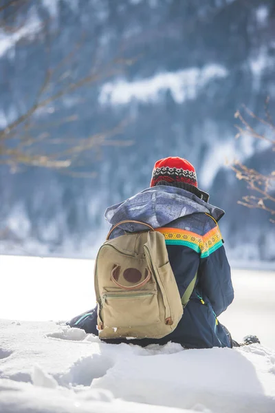 Schöne Kaukasische Mädchen Sitzt Schnee Winterlandschaft Österreich — Stockfoto