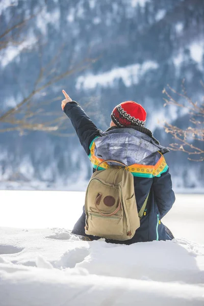Schöne Kaukasische Mädchen Sitzt Schnee Winterlandschaft Österreich — Stockfoto
