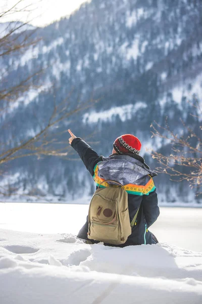 Schöne Kaukasische Mädchen Sitzt Schnee Winterlandschaft Österreich — Stockfoto
