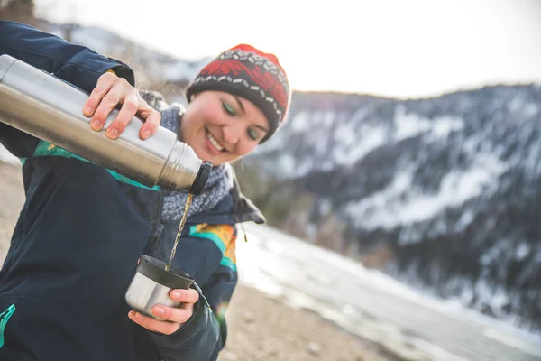 Gyönyörű Kaukázusi Lány Kitöltése Tea Termosz Szabadban Télen — Stock Fotó